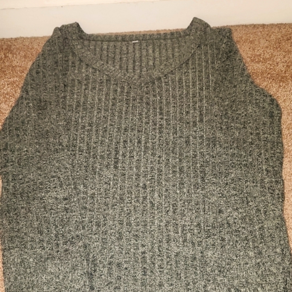 Long sleeve green top